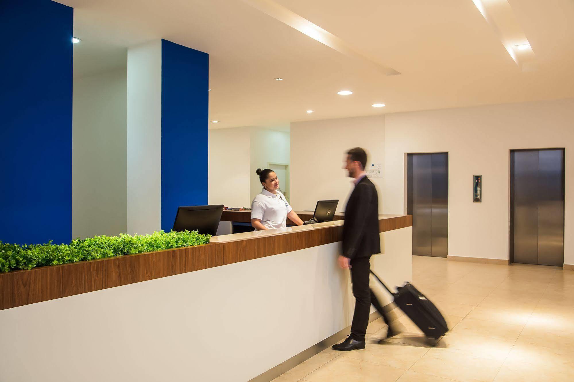 One Guadalajara Expo Hotel Ngoại thất bức ảnh